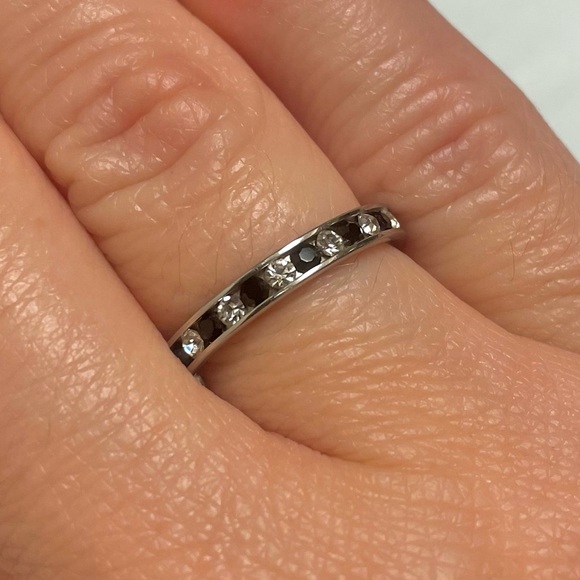 Vintage Jewelry - New Stainless steel Elegant Silver Band ring with Clear and black Stones size 7